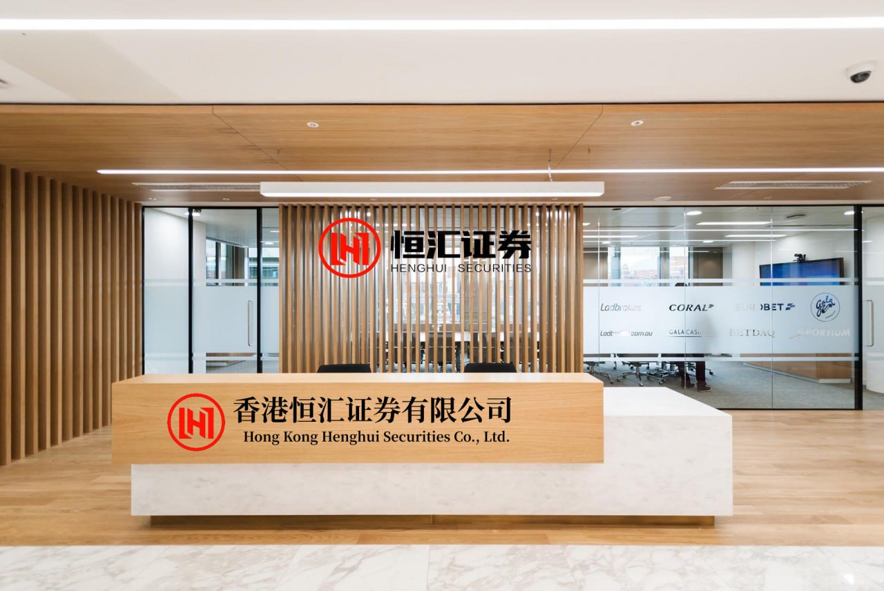 配资114APP下载 陈伟霆钟楚曦雨夜深吻火出圈，本是工作路透，为何却牵扯到何穗?